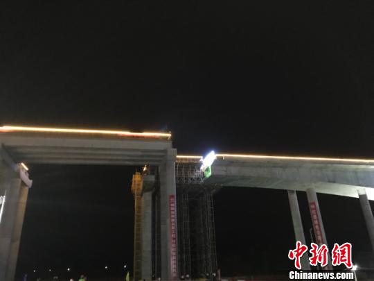 万吨桥梁“转身” 中国高速公路桥梁首次跨高铁转体