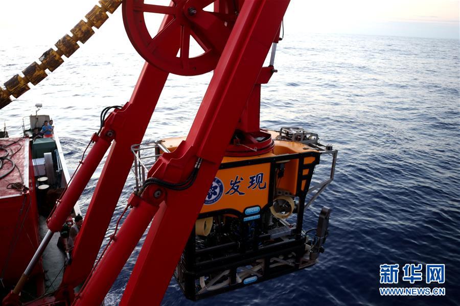 测试“发现”号ROV深海机器人