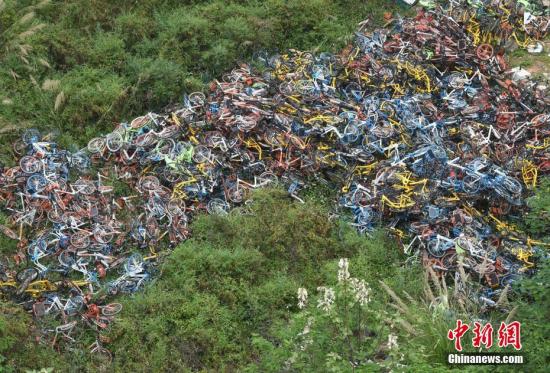 南京数百辆单车遭“灭顶之灾” 如何处理令人迷茫