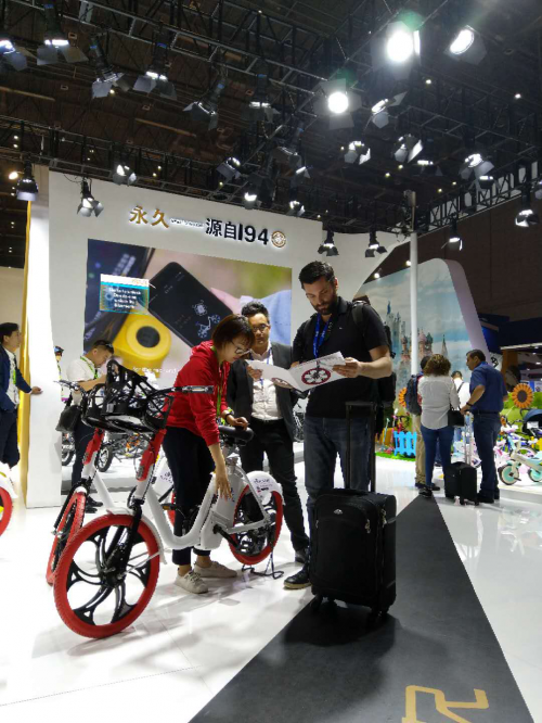 新一代永久电踏车亮相自行车展 创新两轮交通