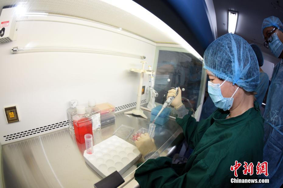 中科院广州生物院科研人员演示尿液细胞提取和存储