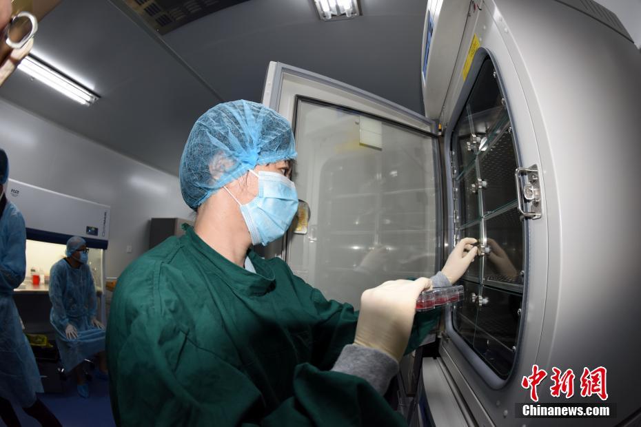 中科院广州生物院科研人员演示尿液细胞提取和存储
