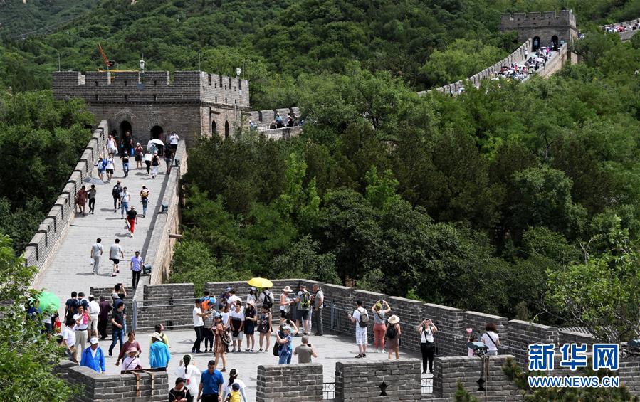 6月10日,游客在北京延庆区八达岭长城游览. 新华社记者 李欣 摄