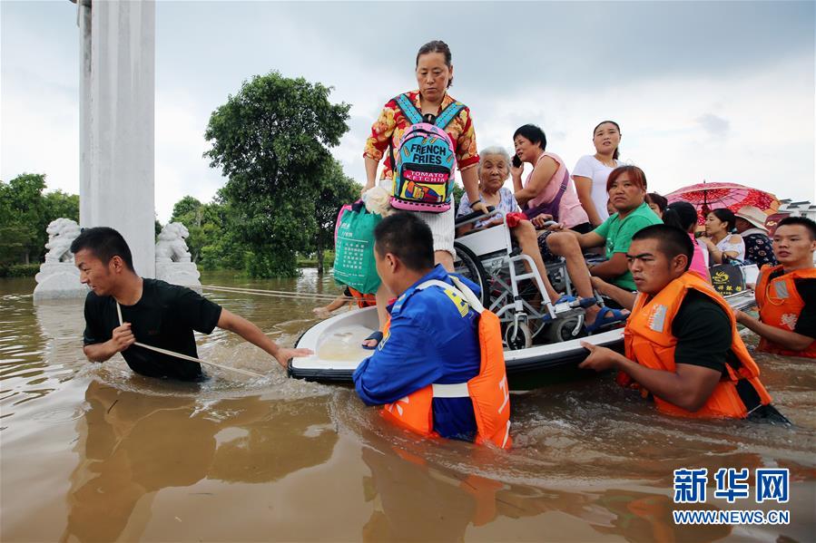 安徽淮北：台风引发洪涝灾害 紧急转移被困群众