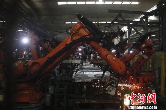 从制造到“智造” 广西柳州上演“机器人总动员”