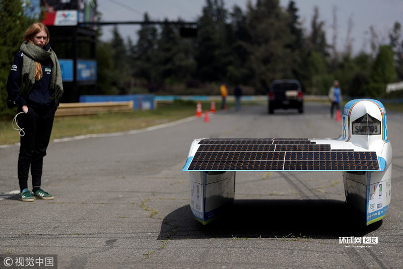 智利举办太阳能汽车比赛 参赛车辆造型奇特似游艇