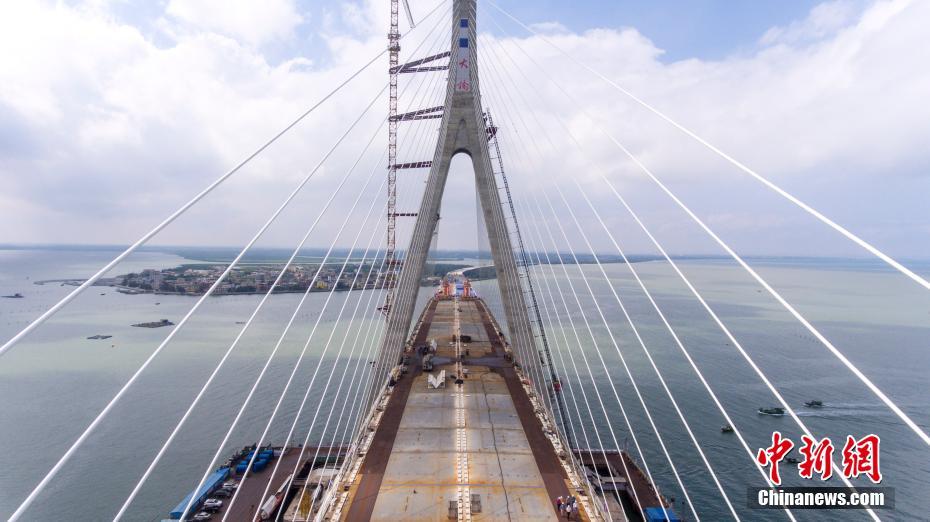 中国首座跨越地震活动断层桥梁主桥合龙