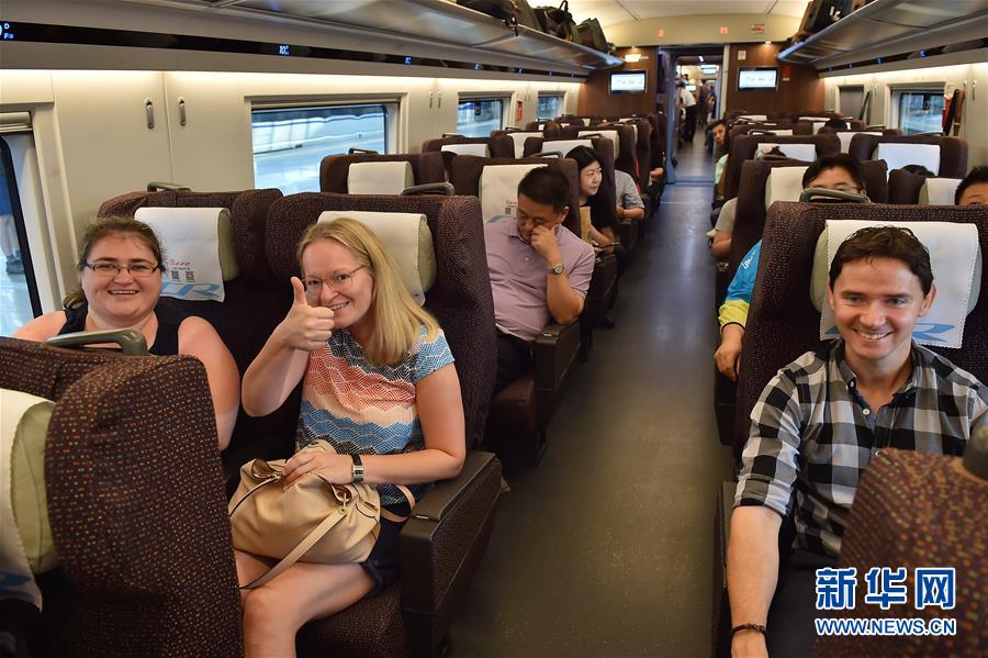 长编组“复兴号”动车组亮相京沪高铁